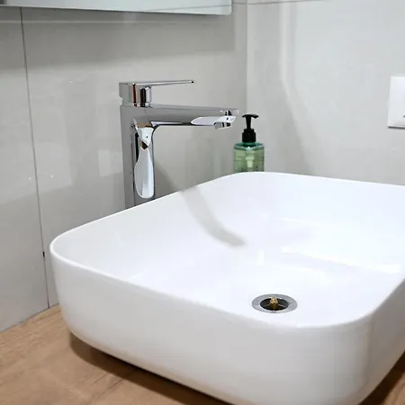 Fly בית אירוח *