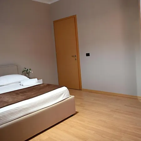 בית אירוח Fly Krujë